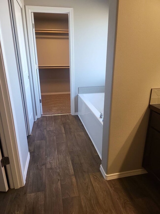 Building Photo - Beautiful 5 bedroom 3 bath home in Mae Valley area of Moses Lake