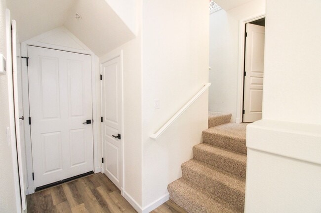 Building Photo - Beautiful 3 Bed, 2.5 Bath Townhome with A/C and 2-Car Garage