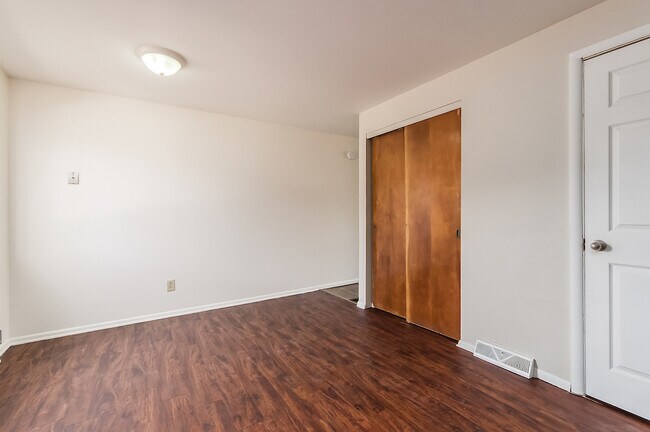 Building Photo - 880 N Meadows Ct
