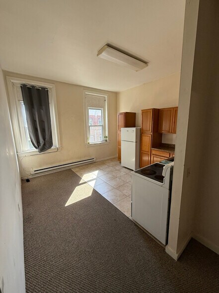 Building Photo - 662 Main St