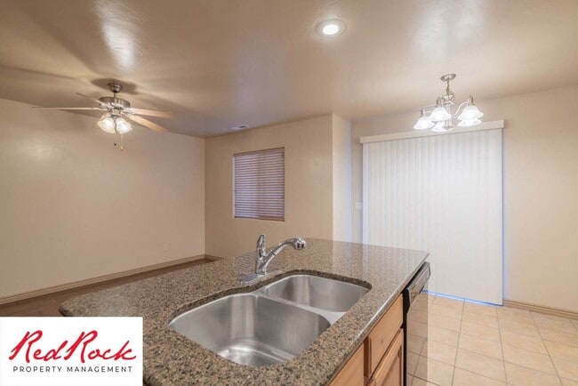 Building Photo - Beautiful 3 bedroom, 2.5 bathroom Townhome...