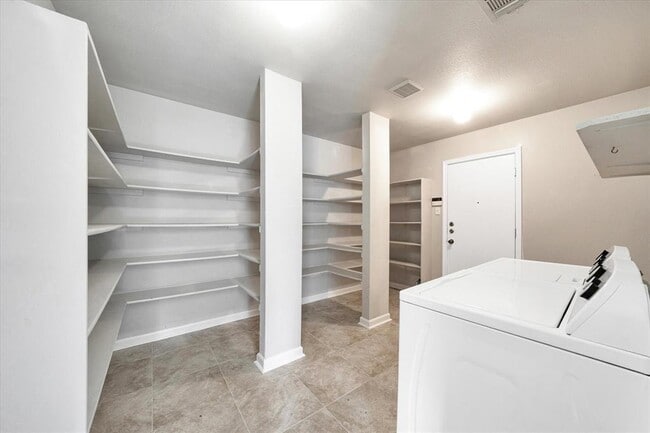 Building Photo - 1701 Balsam Way