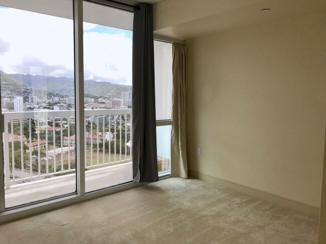 Building Photo - Convenient Kakaako living! 1/1/1