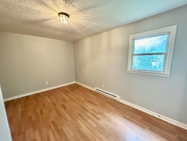 Building Photo - HALF OFF FIRST MONTH - 2 Bedroom in Versailles!