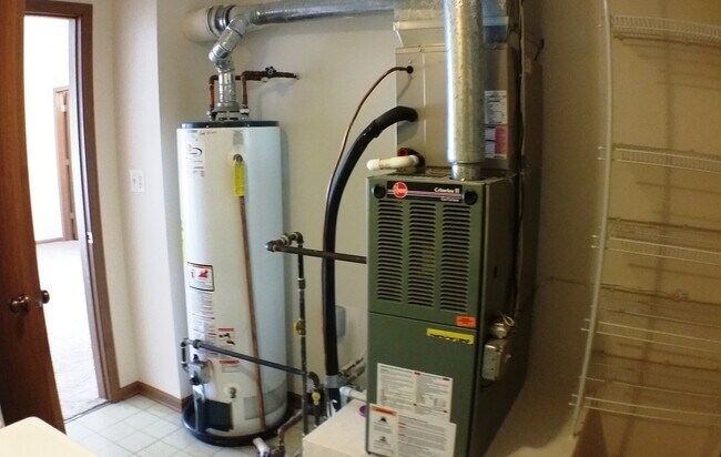 Building Photo - 1934 Heron Ave