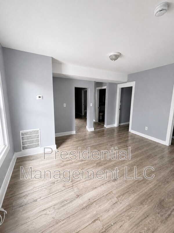 Building Photo - 54 Bronson St