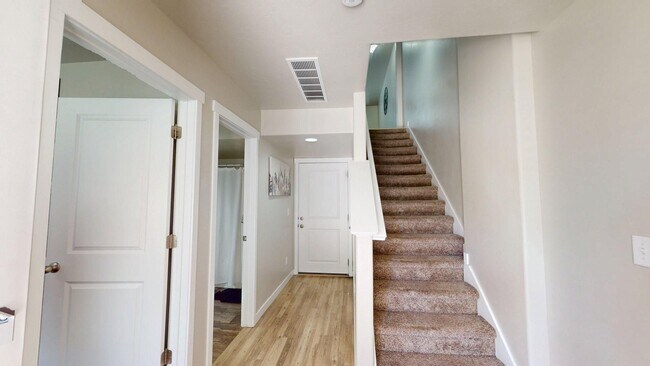 Building Photo - Spacious Townhome - 4 Bedrooms/3 Baths in South Jordan