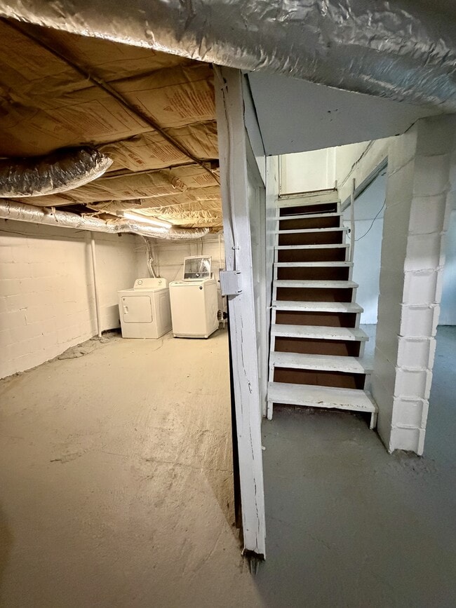 Building Photo - 219 Bourne Ave
