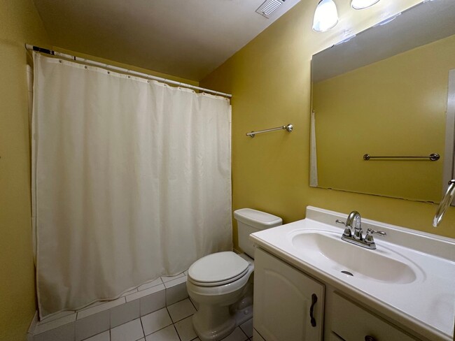 Building Photo - Impressive 2 Bedroom 2 Bathroom Townhome i...