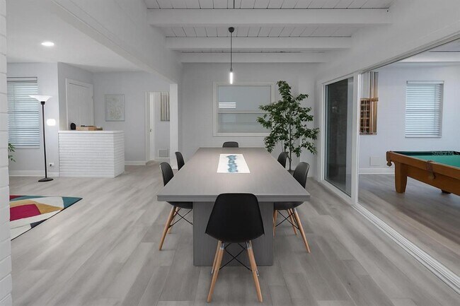 Building Photo - 2326 S Peninsula Dr