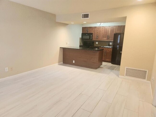 Building Photo - 7685 Northcross Dr