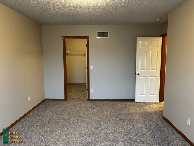 Building Photo - 3 Bedroom Townhome **$1,000 Rent Credit wi...