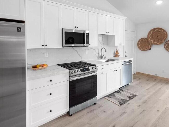 Building Photo - Modern & Gorgeous Private 2 BD / 1 BA Uppe...