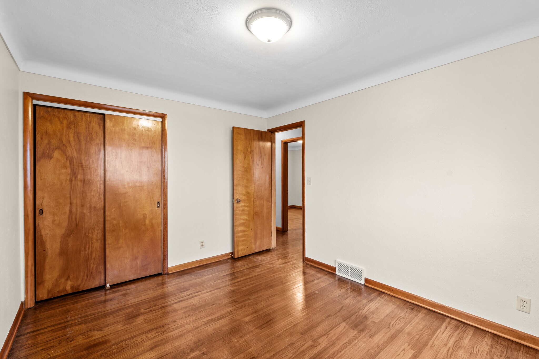 Building Photo - 5525 Sunnyside Dr