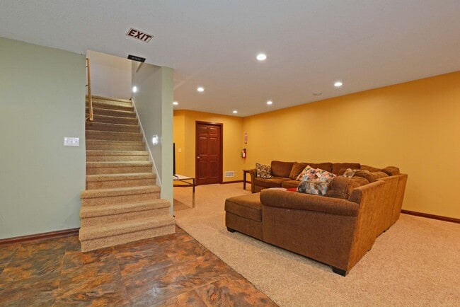 Building Photo - Spacious 5-Bed 3-Bath Home in South St. Paul - Available Now!