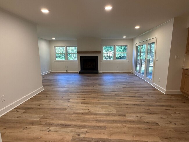 Building Photo - 3/3 Totally Renovated House on Sylvan Driv...