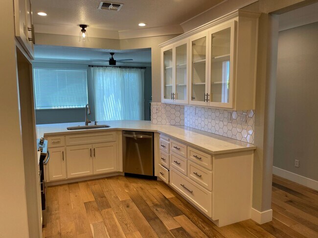 Building Photo - VERY NICELY UPDATED 3 BED, 2 BATHROOM, & 2...