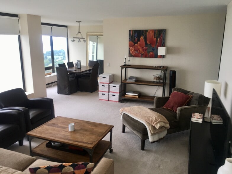 Living Room - 5445 N Sheridan Rd