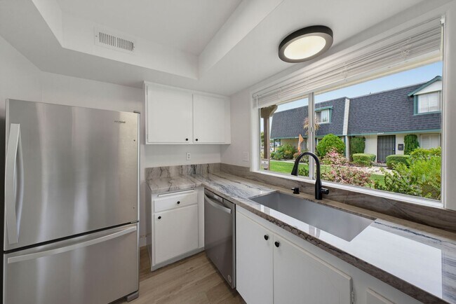Building Photo - Charming 2-Bedroom Townhouse for Rent in Huntington Beach!