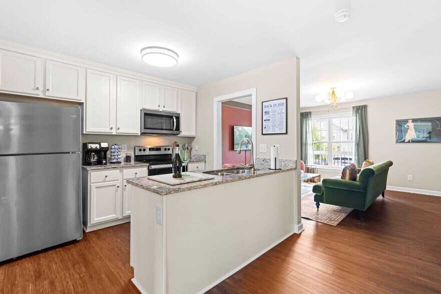 Building Photo - 2400 Hinton St