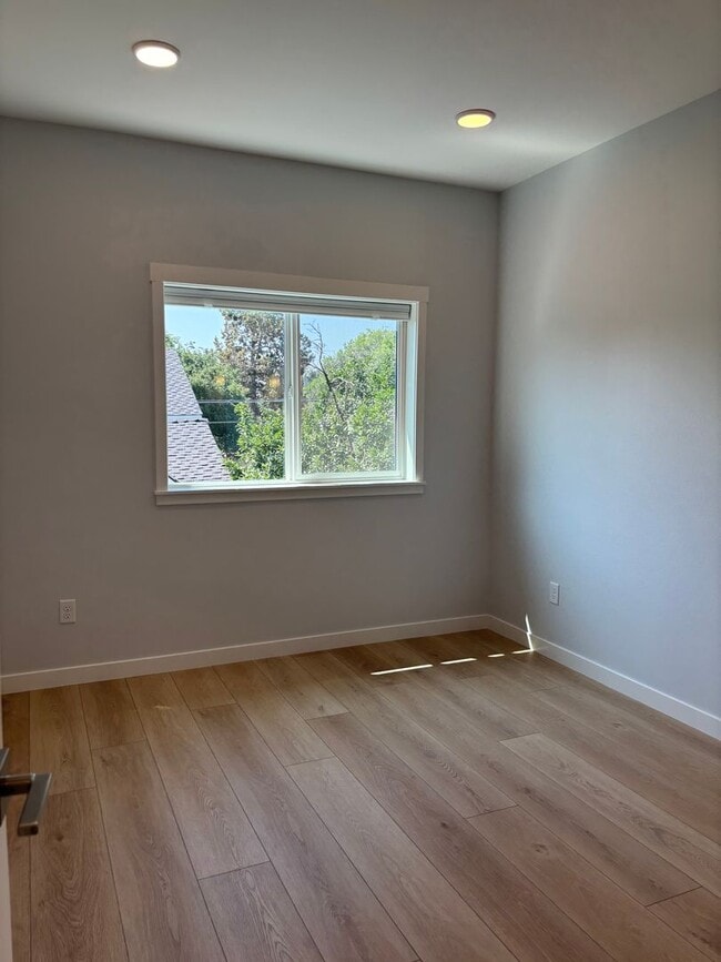 Building Photo - 605 NW Portland Ave