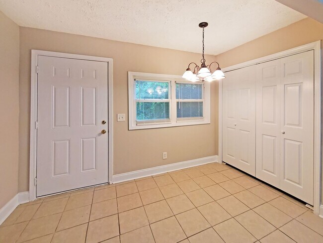Building Photo - Beautifully Updated 4-Bedroom Home Near Mo...
