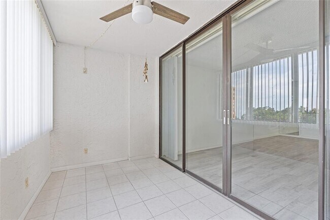 Building Photo - 2621 Cove Cay Dr