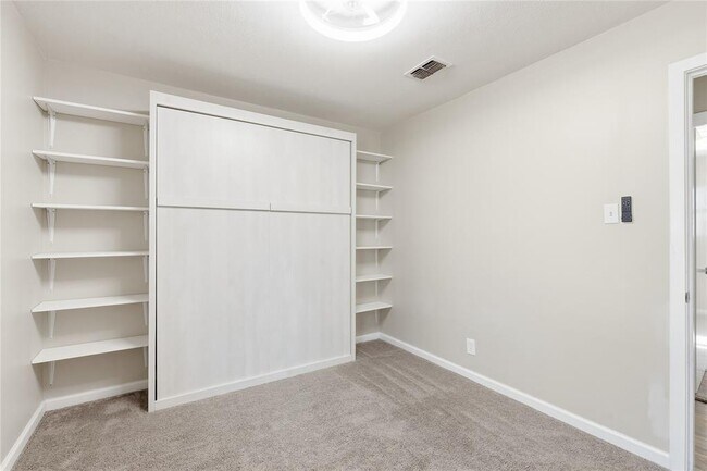 Building Photo - 404 Seminole Dr