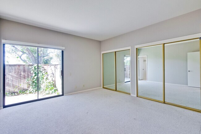 Building Photo - 1108 Shoreline Dr