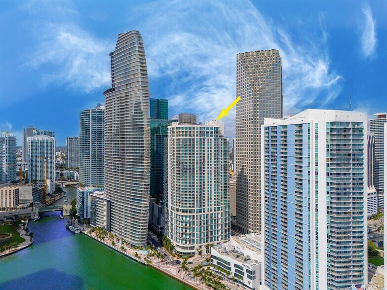 Building Photo - 300 S BISCAYNE Blvd