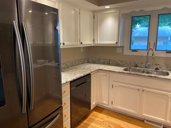 Building Photo - Beautiful, spacious 3 bedroom home in Savoy!