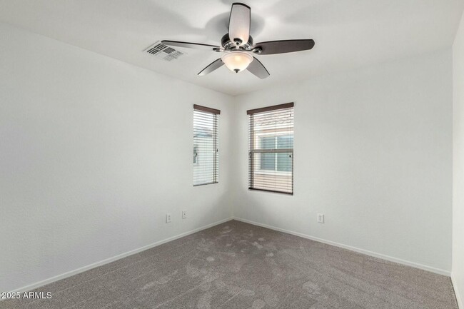 Building Photo - Beautiful 3 bedroom plus den, 2.5 bath hom...