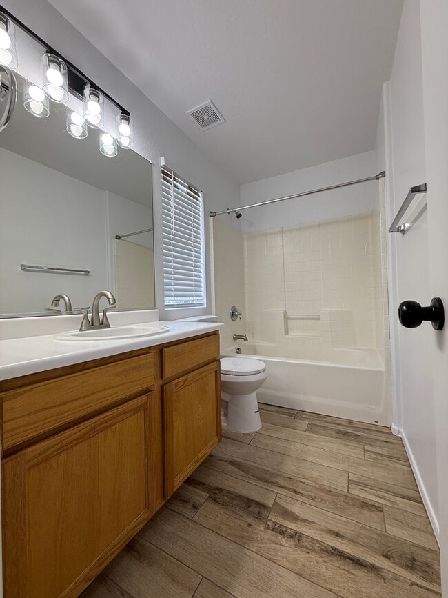 Building Photo - 51st Ave and Broadway, 3 bed, 2.5 bath, Fr...