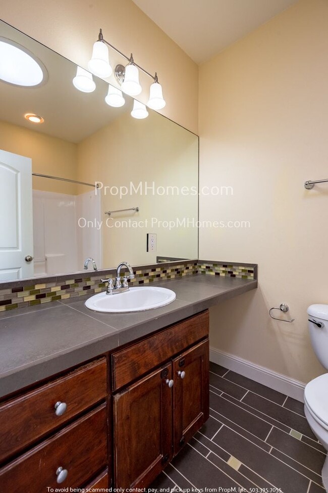 Building Photo - Gorgeous Humboldt Two Bedroom Townhouse In North Portland!