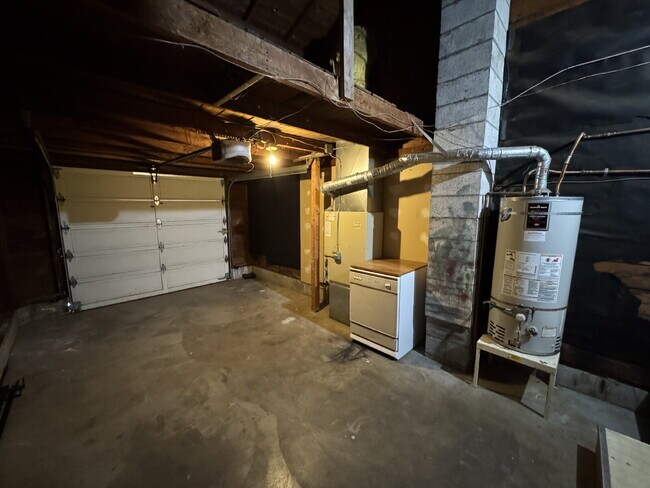 Building Photo - 3 Bedroom 1 Bath House on Large Lot