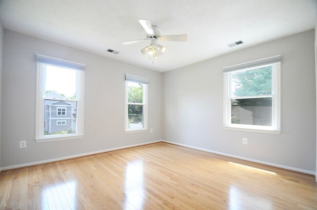 Building Photo - Classic 4 Bed 3.5 Single Family Home Sitti...