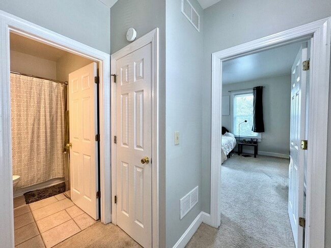 Building Photo - Charming 3 Bed/2 Full Bath in Columbia Tus...
