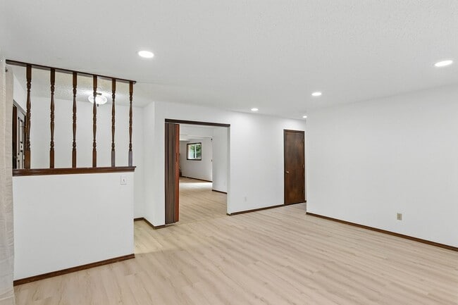 Building Photo - Refreshed 3 Bedroom Ranch In NE Portland