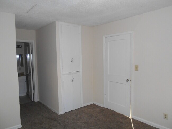 Building Photo - 804 S Crestway St