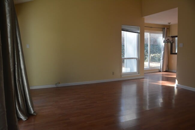 Building Photo - Afordable and spacious Concord 2/1 townhome