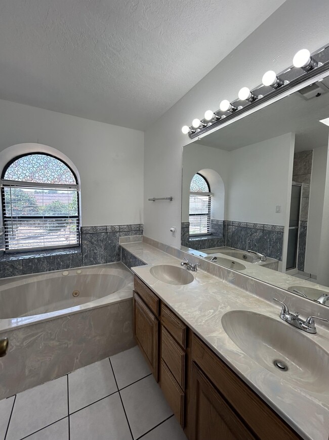 Building Photo - 6101 Equestrian Dr NW