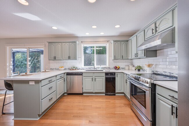 Building Photo - PRICE REDUCTION 5 Bedroom Home in the Sought-After Hillshire Estates of Bull Mountain