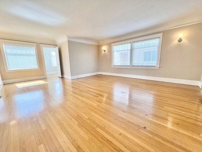 Building Photo - Sun-Drenched Top Floor 3BD in the Heart of Belmont Heights | Garage Included