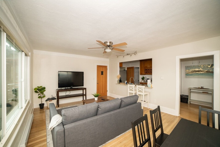 Building Photo - 2428 Alki Ave SW