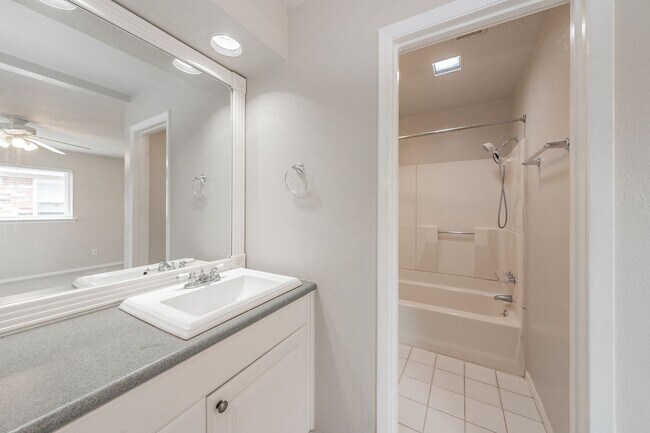 Building Photo - 1300 Potomac Dr