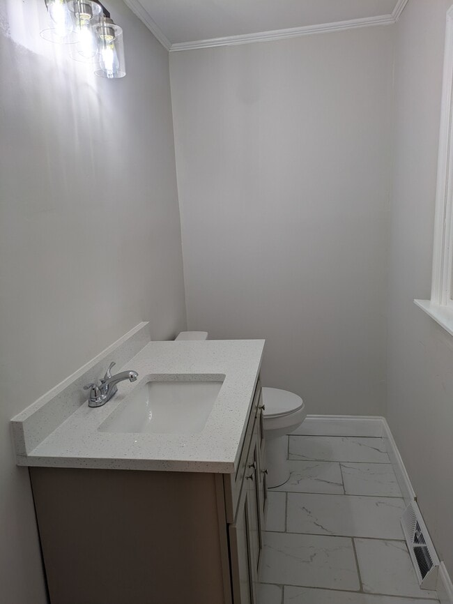 Building Photo - 1002 Hemlock Dr