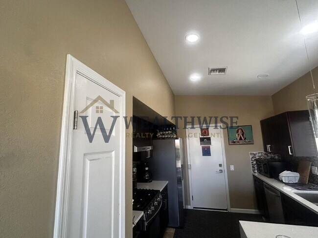 Building Photo - Luxurious 2 Bedroom 2 Bath Home for Rent in Sun City, Oro Valley 14286 N Wisteria Way, Oro Valley...