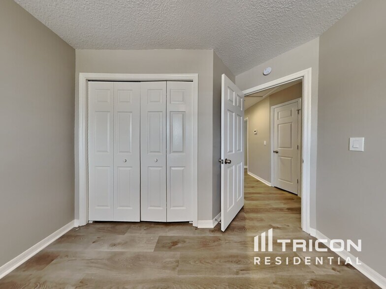 Building Photo - 528 Little Lake Ct