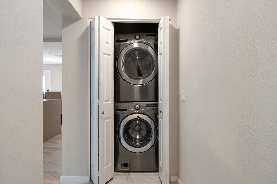 Building Photo - 7902 E Latham St