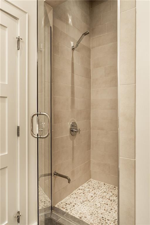 Main floor Shower - 350 N Meridian St